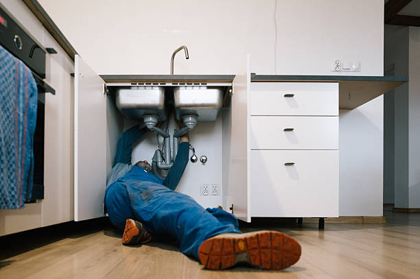 Professional Emergency Plumber technician working in Dora, MO